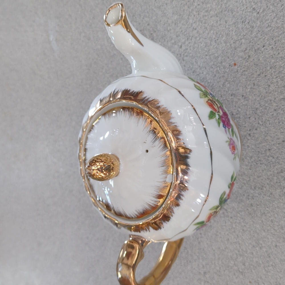 Vintage unbranded decorative teapot.Roses gold trim
